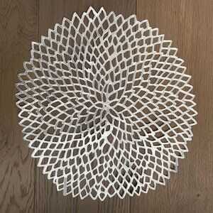 Chilewich Dahlia Pressed Vinyl Metallic Round Placements Set of 6 Silver NWOT